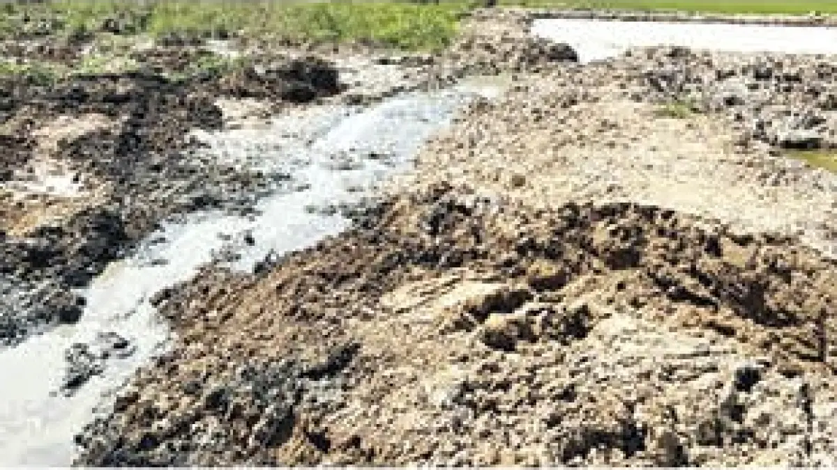 MELUBER: Luapan limbah dari pabrik kulit diduga mencemari sungai krinjo di Sale baru-baru ini. (NOE ALI/RADAR PATI)