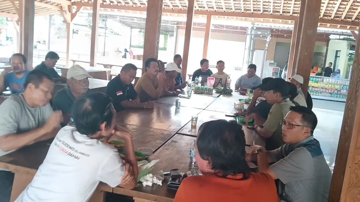 
DUDUK: Tim relawan Sudewo membahas persiapan sidang di salah satu rumah makan di Pati. (FATHURRAHMAN UNTUK RADAR PATI)