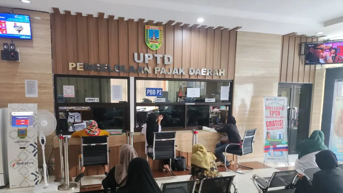 
RELAKSASI: Warga mengantre membayarkan PBB di gerai pajak BPPKAD Kudus. (GALIH ERLAMBANG W/ RADAR PATI)