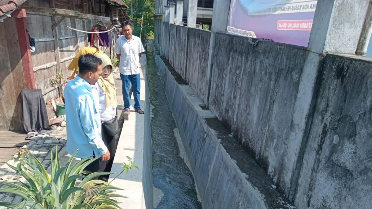 DICEK: Tim Laboratorium DLH Grobogan saat melakukan pengambilan sampel di SPPG Kedungjati.
