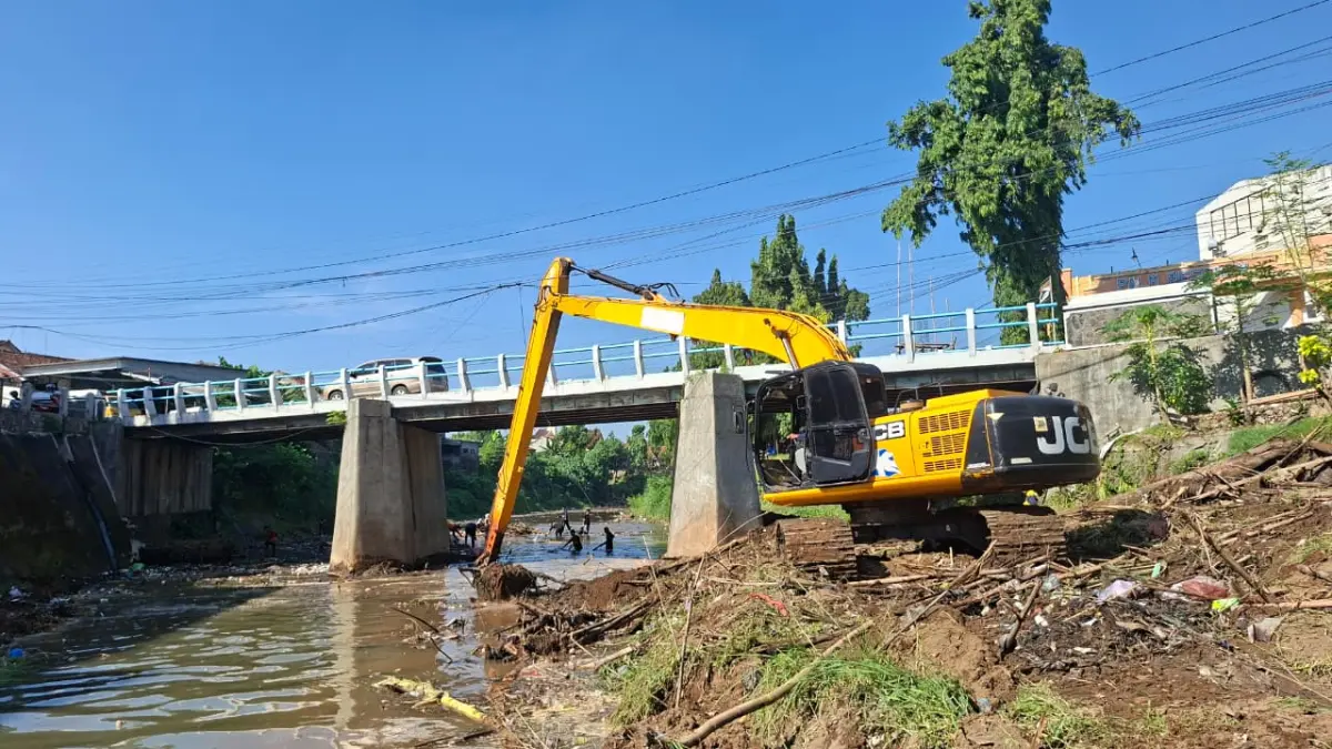 
KERUK: Operator alat berat mengoperasikan untuk mengeruk sedimentasi Sungai Gelis, Jumat (5/6). (ANDIKA TRISNA SAPUTRA/RADAR PATI)