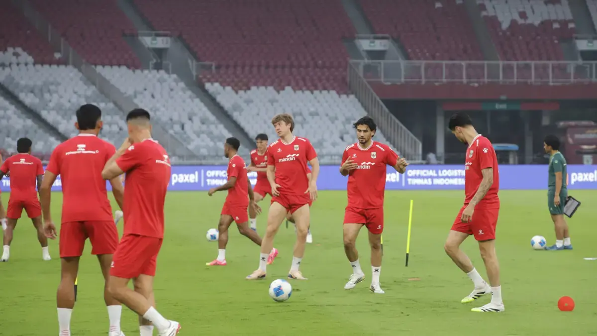 Para pemain sepak bola Timnas Indonesia mengikuti latihan resmi jelang pertandingan FIFA Matchday di Stadion Utama Gelora Bung Karno (SUGBK), Senayan, Jakarta, Kamis (4/6/2026). (awaPos.com)