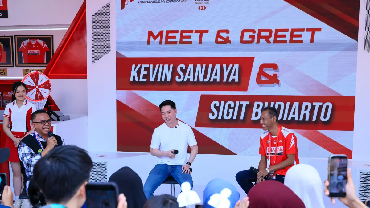 
BERBAGI: Mantan atlet bulu tangkis Indonesia Kevin Sanjaya (tengah) membagikan pengalamannya saat berjuang menjadi atlet badminton. (PB DJARUM UNTUK RADAR PATI)
