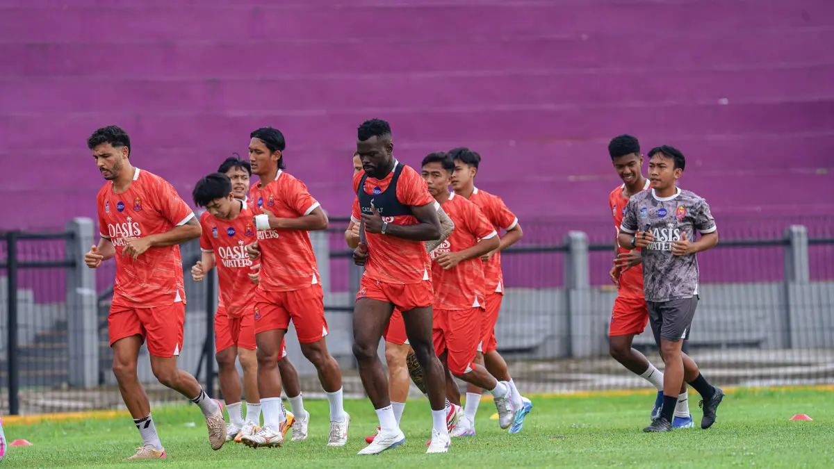 
LATIHAN RUTIN: Pelatih Fisik Persijap Jatmiko Adjie Kusuma tengah mendampingi para pemain dalam sesi latihan belum lama ini. (MO PERSIJAP UNTUK RADAR PATI)