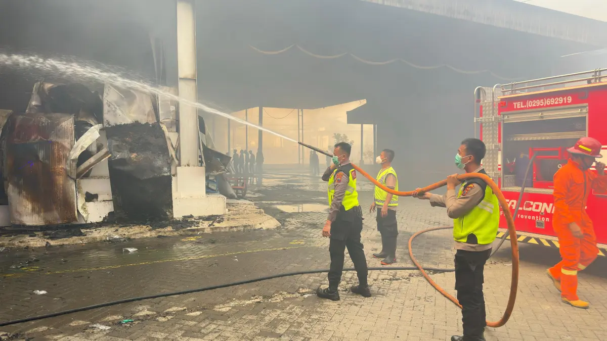 
Proses pemadaman kebakaran oleh tim pemadam kebakaran yang terdiri dari berbagai instansti dari Polresta Pati hingga armada damkar pihak swasta dan pemerintah daerah.  (ACHMAD ULIL ALBAB/RADAR PATI)
