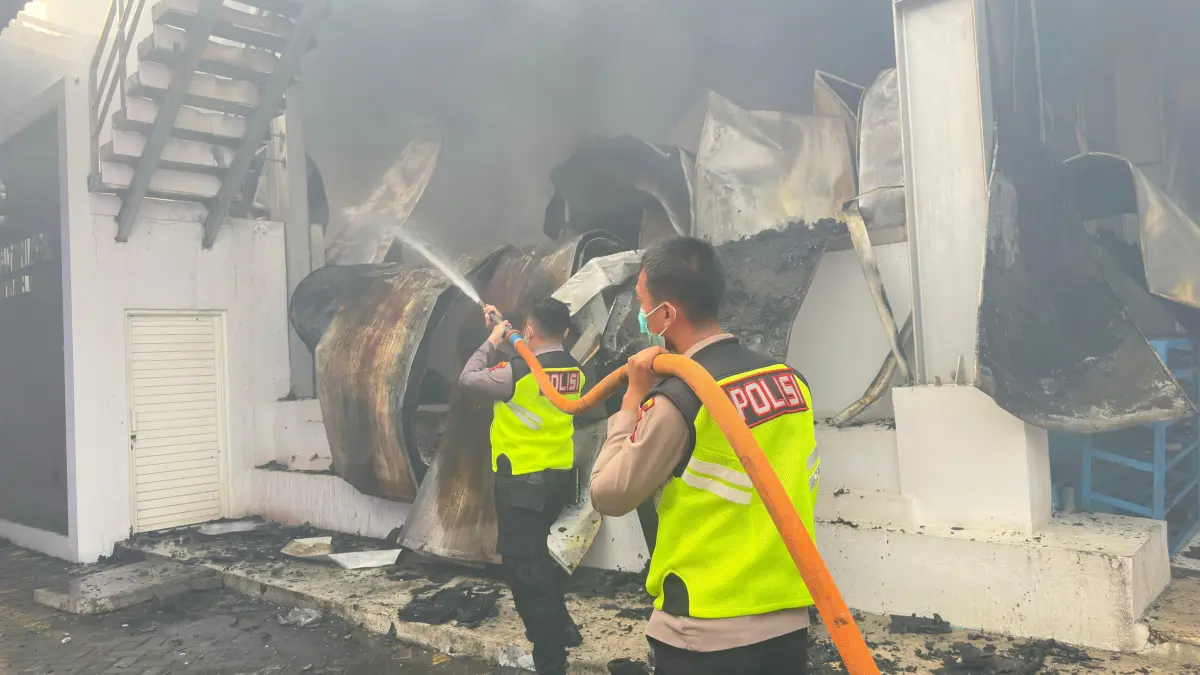 

Proses pemadaman kebakaran oleh tim pemadam kebakaran yang terdiri dari berbagai instansti dari Polresta Pati hingga armada damkar pihak swasta dan pemerintah daerah.&nbsp;(ACHMAD ULIL ALBAB/RADAR PATI)