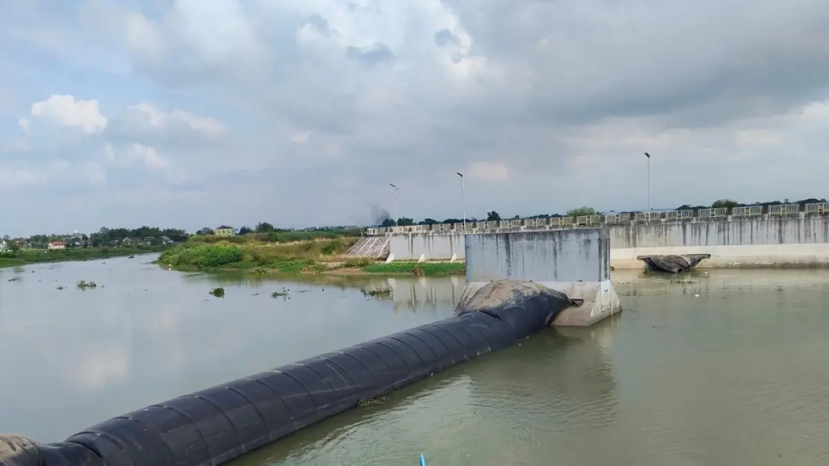 
BEKERJA: Nelayan sungai mencari ikan di sekitar Bendung Karet belum lama ini.  (ANDRE FAIDHIL FALAH/RADAR PATI)
