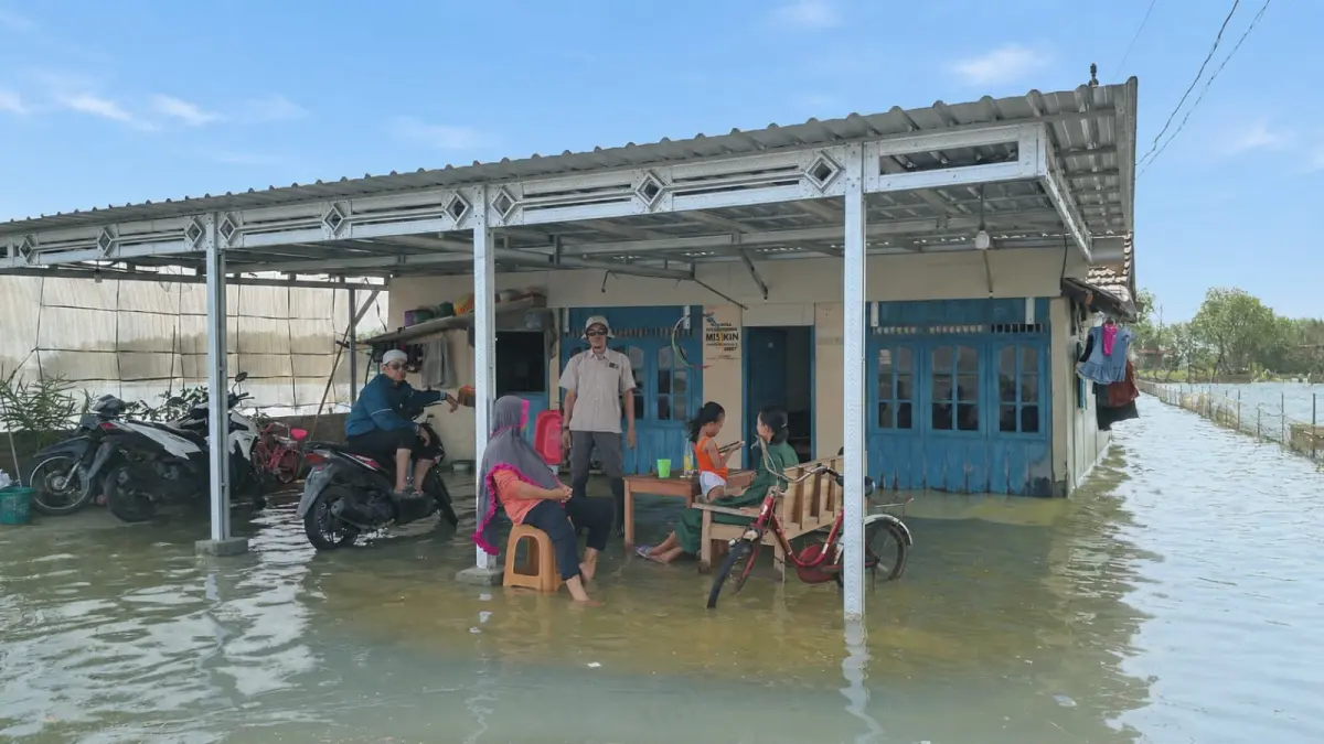 

Kondisi rumah warga terendam banjir rob di Desa Tunggulsari Kecamatan Tayu kondisi ini berlangsung selama dua tahun dengan kondisi pasang surut. &nbsp;(WARGA UNTUK RADAR PATI)