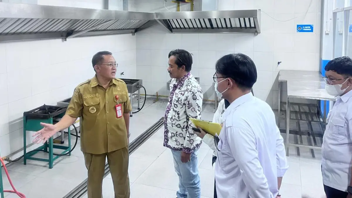 MONEV: Wakil Bupati Grobogan Sugeng Prasetyo yang juga Ketua Satgas MBG Grobogan saat melakukan monev ke tujuh SPPG.