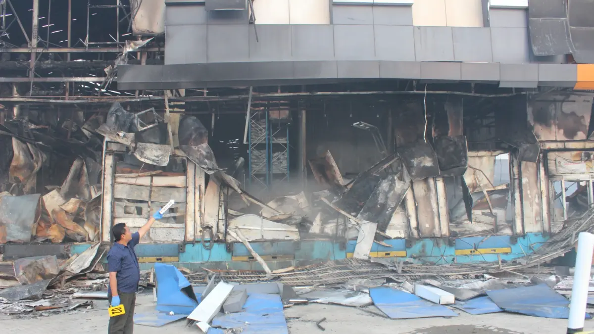 
TERBAKAR: Motor-motor karyawan parkir di depan Gudang pabrik Dua Putra yang terbakar pada Senin (8/6). (ANDRE FAIDHIL FALAH/RADAR PATI)