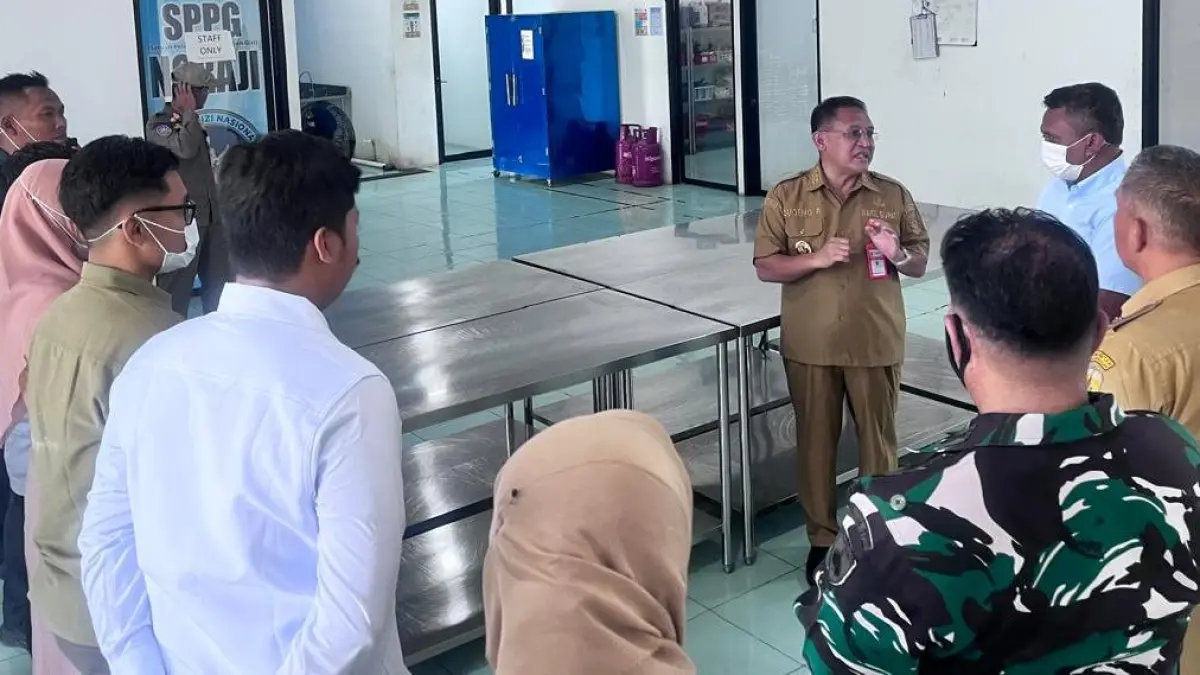 MONEV: Ketua Satgas MBG Grobogan Sugeng Prasetyo saat melakukan monev ke sejumlah SPPG.