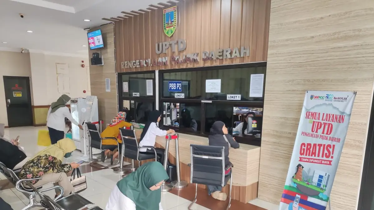 
DIKAJI: Warga antre membayar pajak PBB-P2 di gerai BPPKAD Kudus. (GALIH ERLAMBANG W/ RADAR PATI)