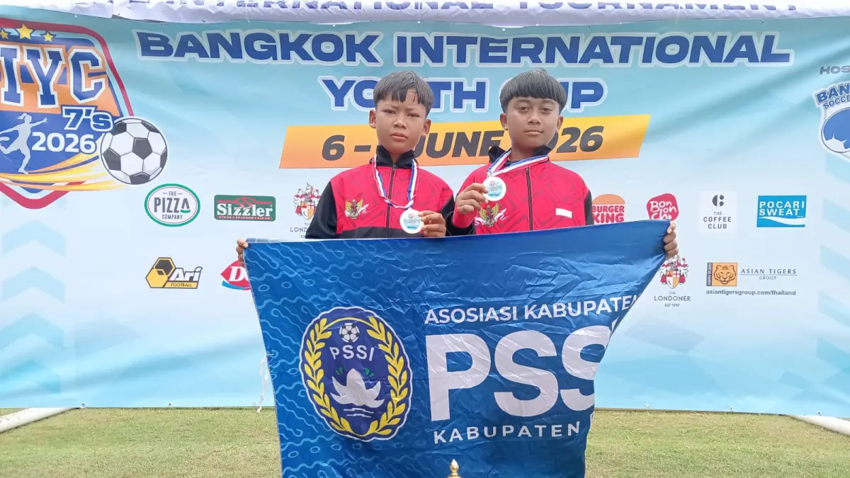 Dua pemain dari Sekolah Sepak Bola (SSB) Brimob dan SSB Singonarum asal Pati. (ULIL ALB/PATI)