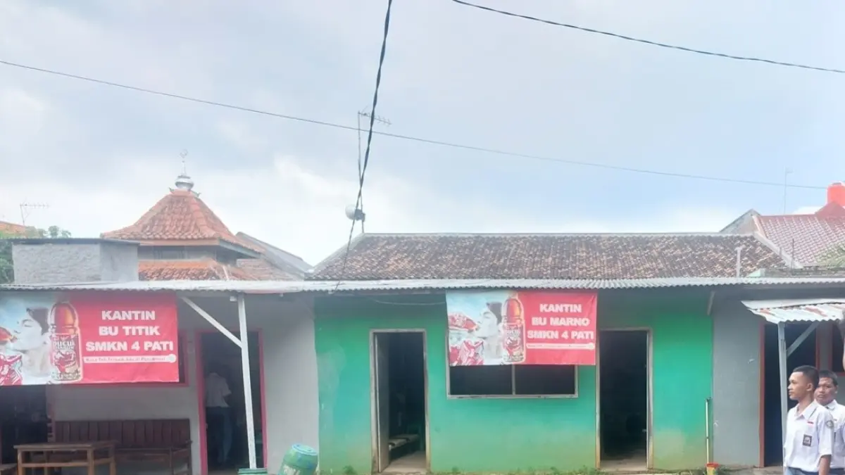JAJAN: Siswa SMKN 4 Pati menuju kantin sekolahan. (ANDRE FAIDHIL FALAH/RADAR PATI)