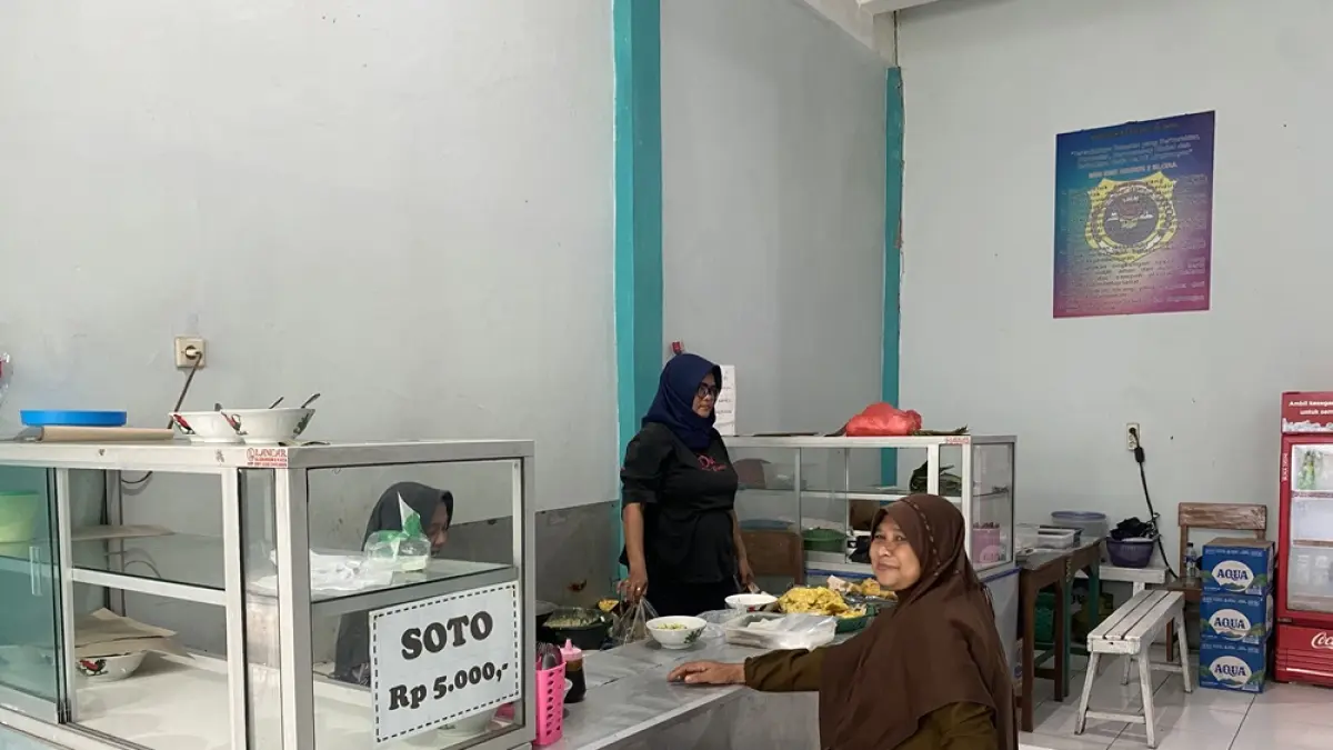KONDISI: Kantin sekolah SMKN 2 Blora sepi pascaprogram makan bergizi gratis. (ARIF FAKHRIAN KHALIM/RADAR PATI)