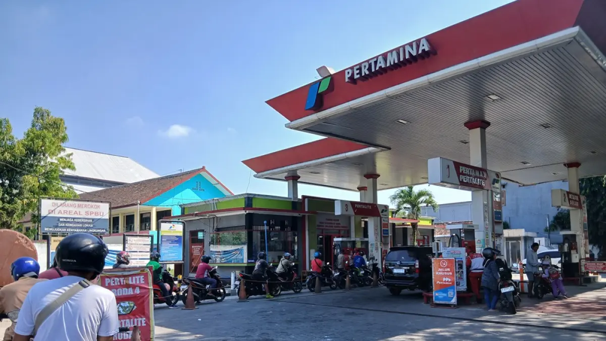 RAMAI: Pengendara saat antri di SPBU Karangjati, Rabu (10/06). (EKO SANTOSO/RADAR PATI)
