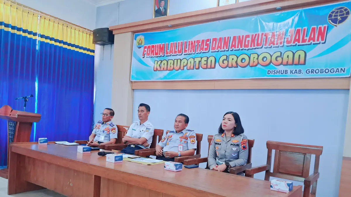 FORUM: Kasat Lantas Polres Grobogan AKP Kumala Enggar Anjarani saat mengisi forum lalu lintas dan angkutan jalan di Dishub Grobogan.