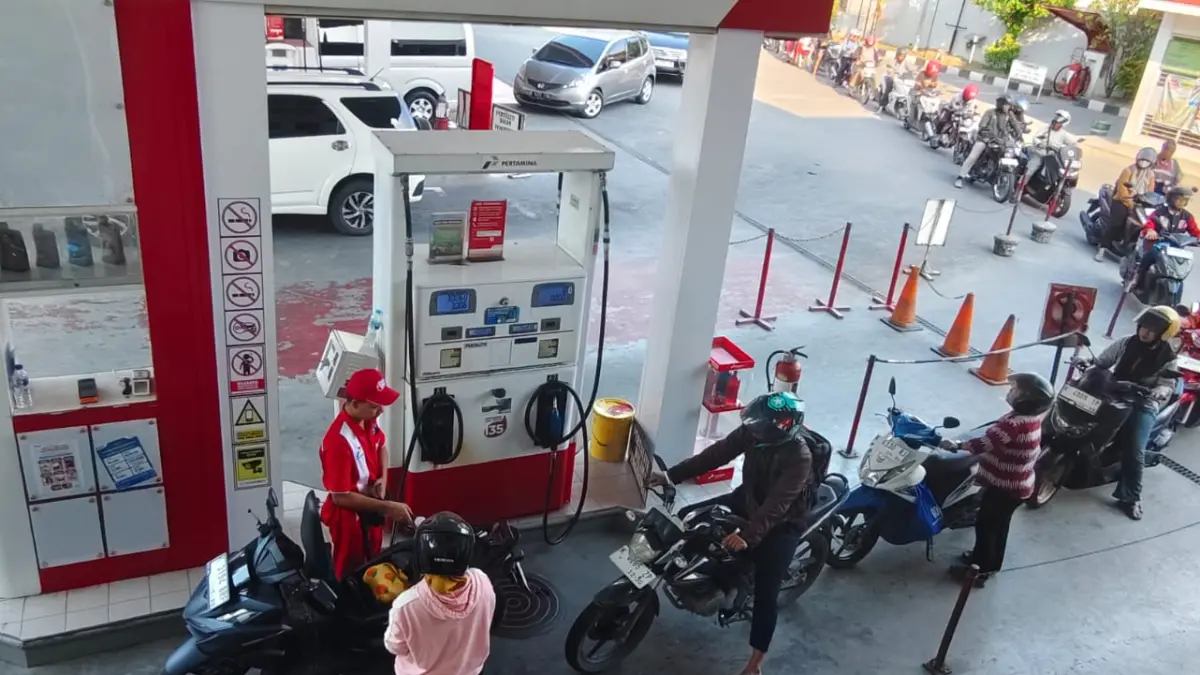 

ANTRI PANJANG: Puluhan warga pengguna sepeda motor rela antri untuk mengisi BBM Pertalite di SPBU Jalan R Soeprapto Purwodadi disebelahnya pengisian Pertamax tampak sepi. (SIROJUL MUNIR/RADAR PATI)