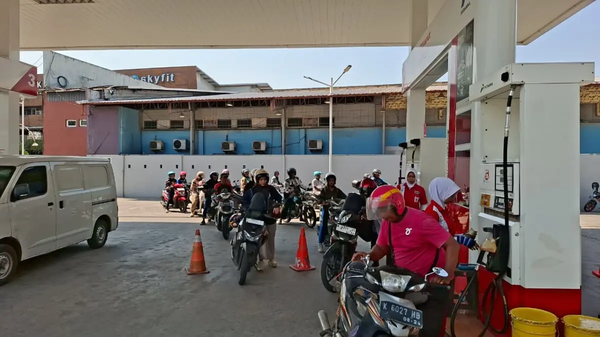 ISI BBM: Pengendara mengisi kendaraannya dengan BBM Pertamax di SPBU Modern Rendeng Kudus. (ANDIKA TRISNA SAPUTRA/RADAR PATI)