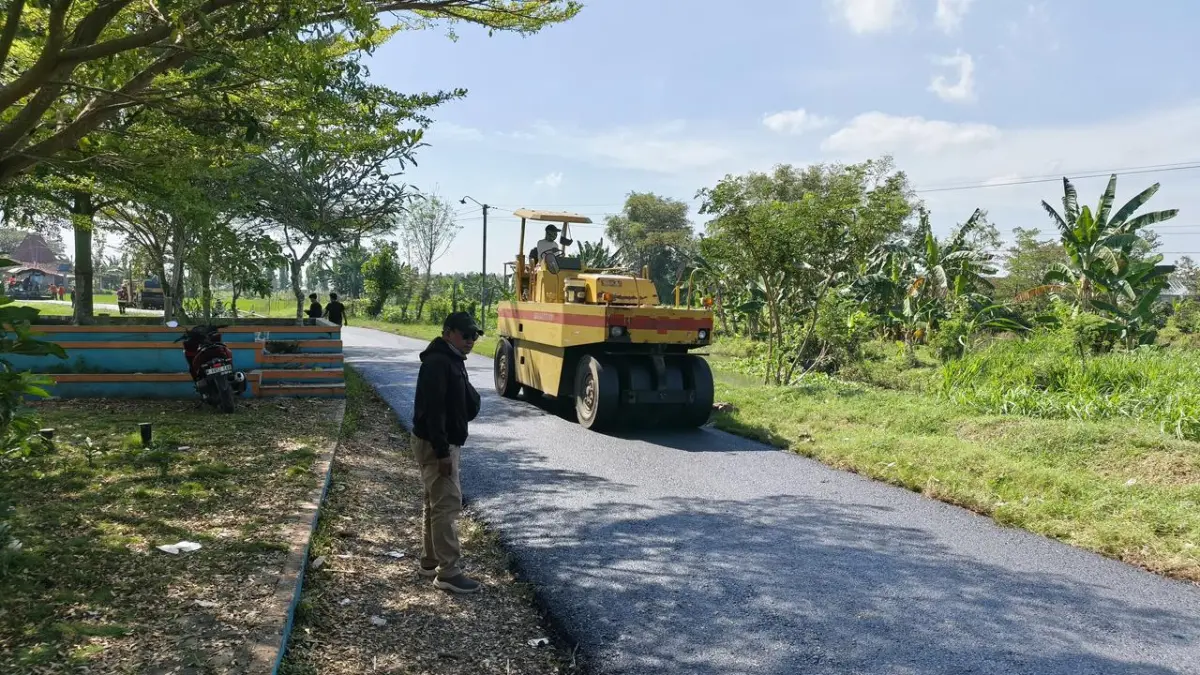 Proses pembangunan Jalan Boloagung - Trimulyo menggunakan kontruksi beton dan aspal berkualitas. (DPUTR PATI)