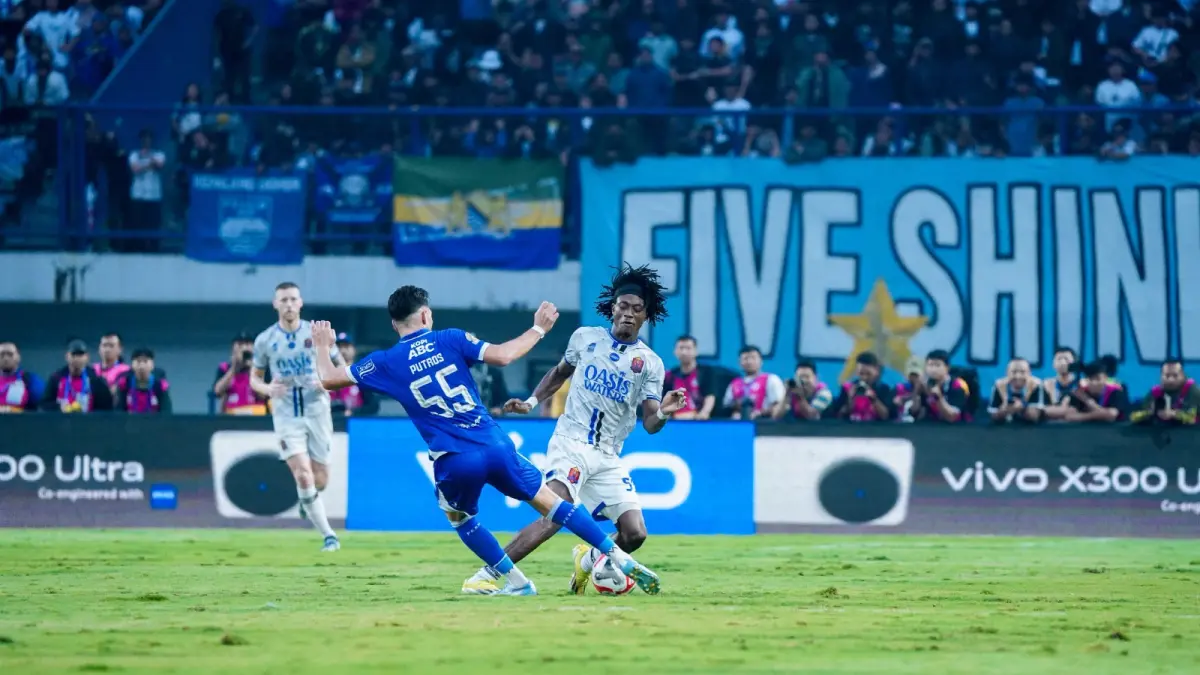 Aksi pemain bertahan Persijap Jepara NajeebbYakubu saat menghadang serangan Persib Bandung. (PERSIJAP)