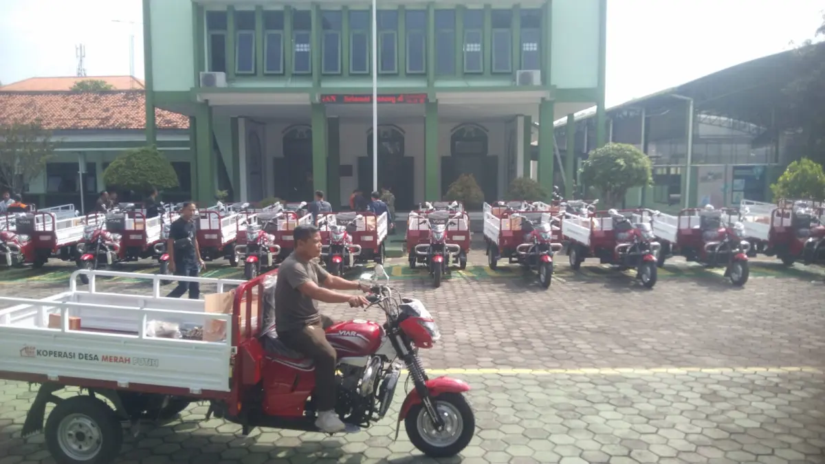 KOPERASI: Kodim 0717/Grobogan saat menyalurkan bantuan motor Viar ke KDMP.