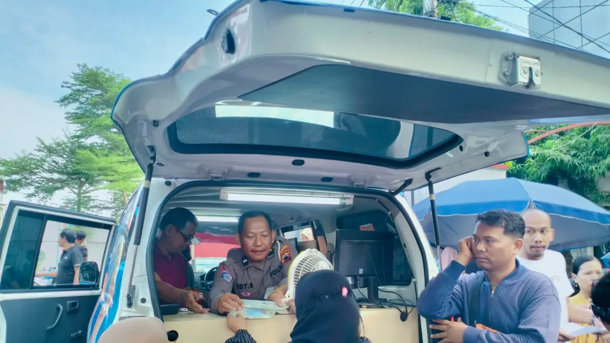 LAYANAN: Satlantas Polres Grobogan saat membuka layanan jemput bola di CFD Purwodadi.