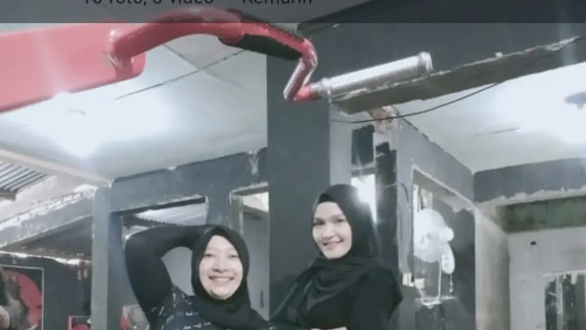 Debby (kanan)  bersama temannya usai olahraga fitnes di salah satu gym di Kota Pati.