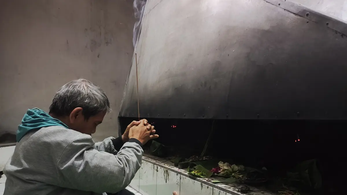 KHUSYUK: Yasin menjalani ritual dan berdoa di petilasan Eyang Buyut Sakri, Desa Rahtawu, Gebog, Kudus, tadi sore. (GALIH ERLAMBANG W/RADAR PATI)