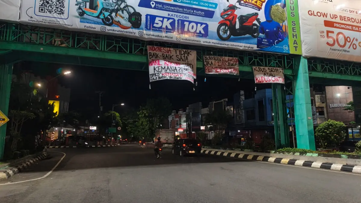 
KRITIK: Sejumlah spanduk dipasang di JPO kawasan Alun-Alun Simpang Tujuh Kudus berisi kritik terhadap pemerintah, Minggu (14/6). (WARGA UNTUK RADAR PATI)