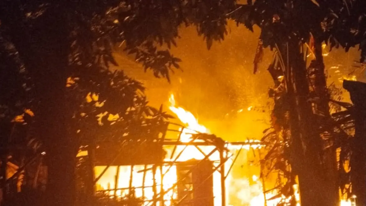 
MOTIF KESAL: Terduga pelaku pembakaran rumah di Desa Kedungwinong, Sukolilo diamankan di Polsek Sukolilo. (POLSEK SUKOLILO UNTUK RADAR PATI)
