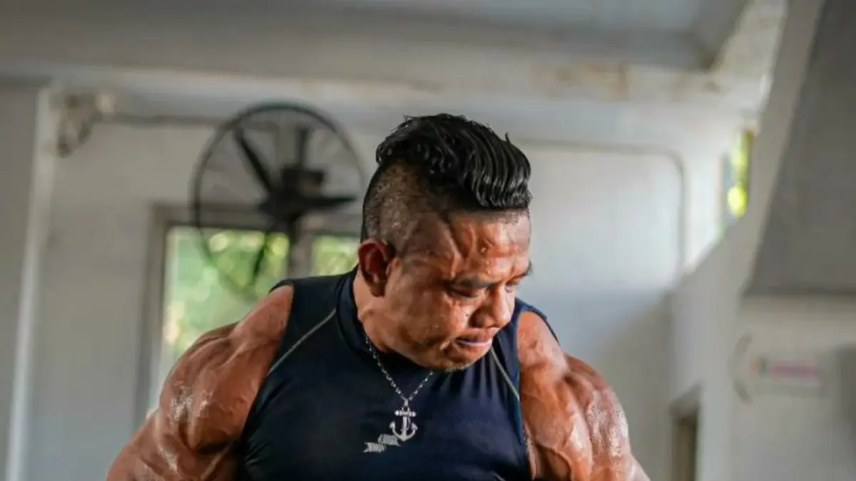 Narjiono atlet binaraga Kabupaten Pati saat ngegym di kediamannya belum lama ini. 