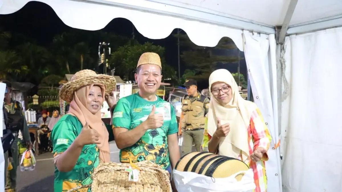
NOBAR: Bupati Kudus Sam’ani Intakoris menonton pertandingan sepak bola piala dunia di Alun-alun Simpang Tujuh Kudus, Jumat (12/6). (DINAS KOMINFO KUDUS UNTUK RADAR PATI)