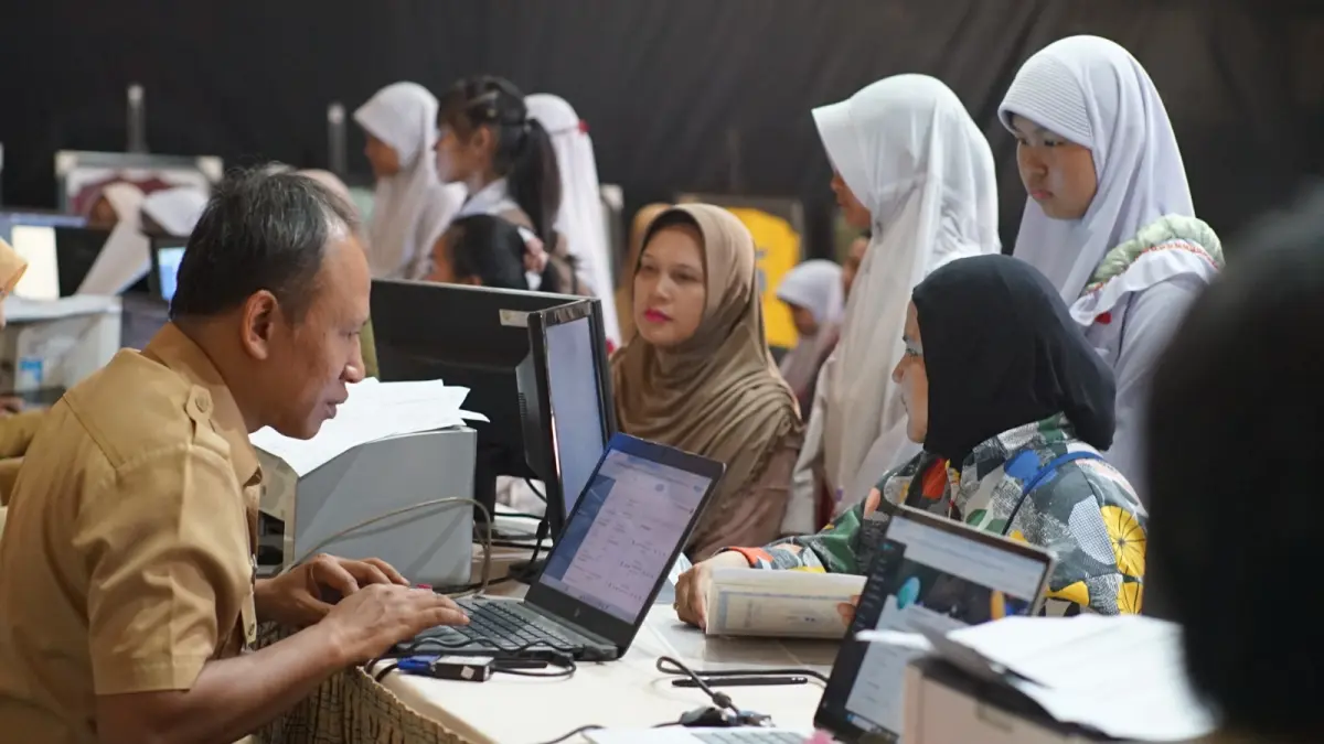 
PEMBUATAN AKUN: Tim SPMB SMP 1 Kudus sibuk melayani calon murid baru saat proses pembuatan dan verifikasi akun. (INDAH SUSANTI/RADAR PATI)