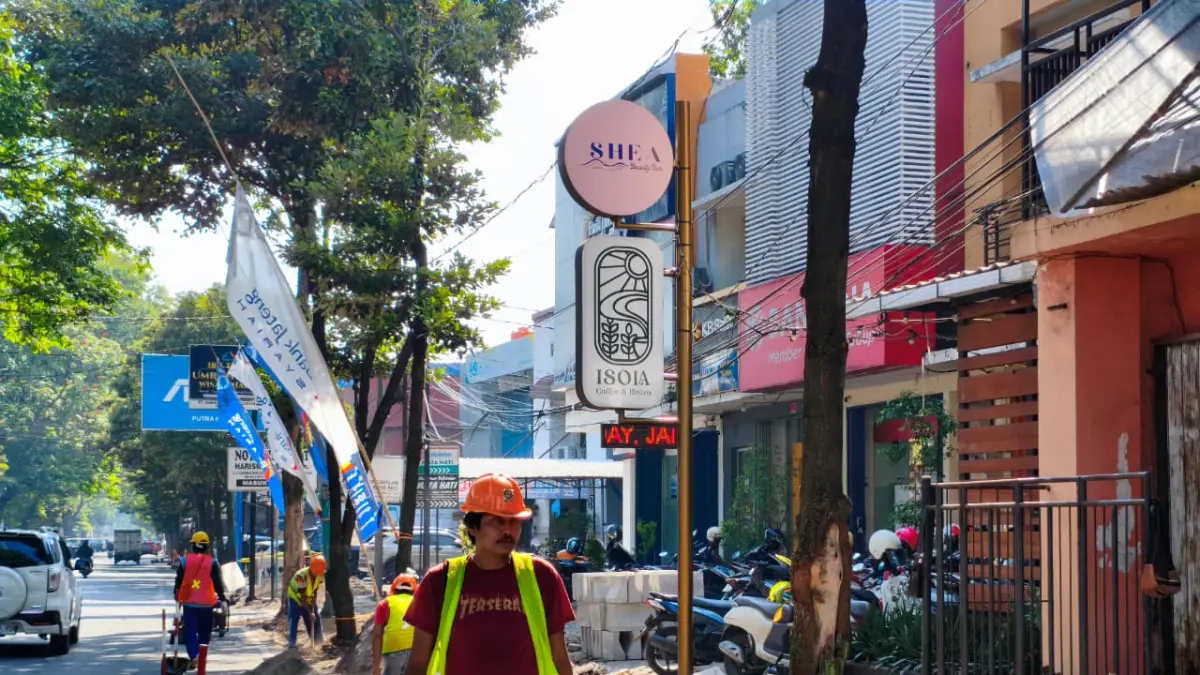 Proses pembongkaran trotoar lama di Jalan Panglima Sudirman oleh DPUTR Pati sedangkan pembangunan baru dianggarkan dari Kementerian Pekerjaan Umum. (ACHMAD ULIL ALBAB)