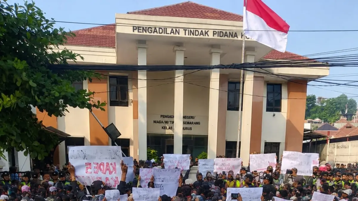 Seribu lebih pendukung Sudewo hadiri sidang perdana di Tipikor Semarang, (15/6). (ANDRE F/RADAR PATI)