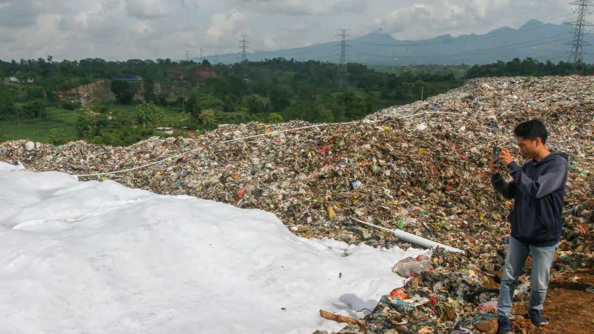 
DIKAJI: Warga melintasi tumpukan sampah di TPA Tanjungrejo. (GALIH ERLAMBANG W/ RADAR PATI)
