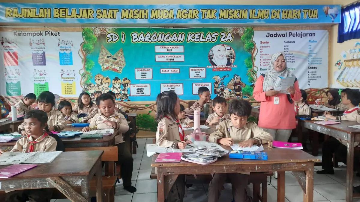 
BELAJAR: Guru mapel Bahasa Inggris saat memberikan materi dan menerangkan murid di SD 1 Barongan Kudus baru-baru ini. (INDAH SUSANTI/RADAR PATI)