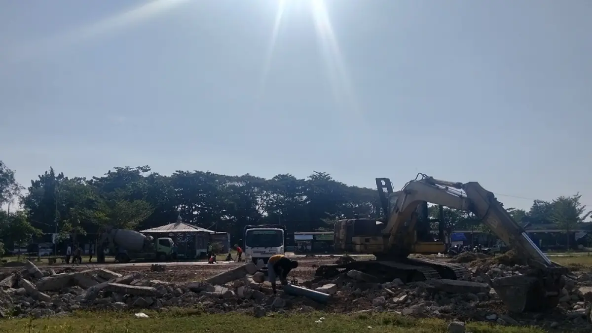DIBANGUN: Petugas membersihkan sisa-sisa bangunan di Alun-alun Kembangjoyo. (ANDRE FAIDHIL FALAH/RADAR PATI)