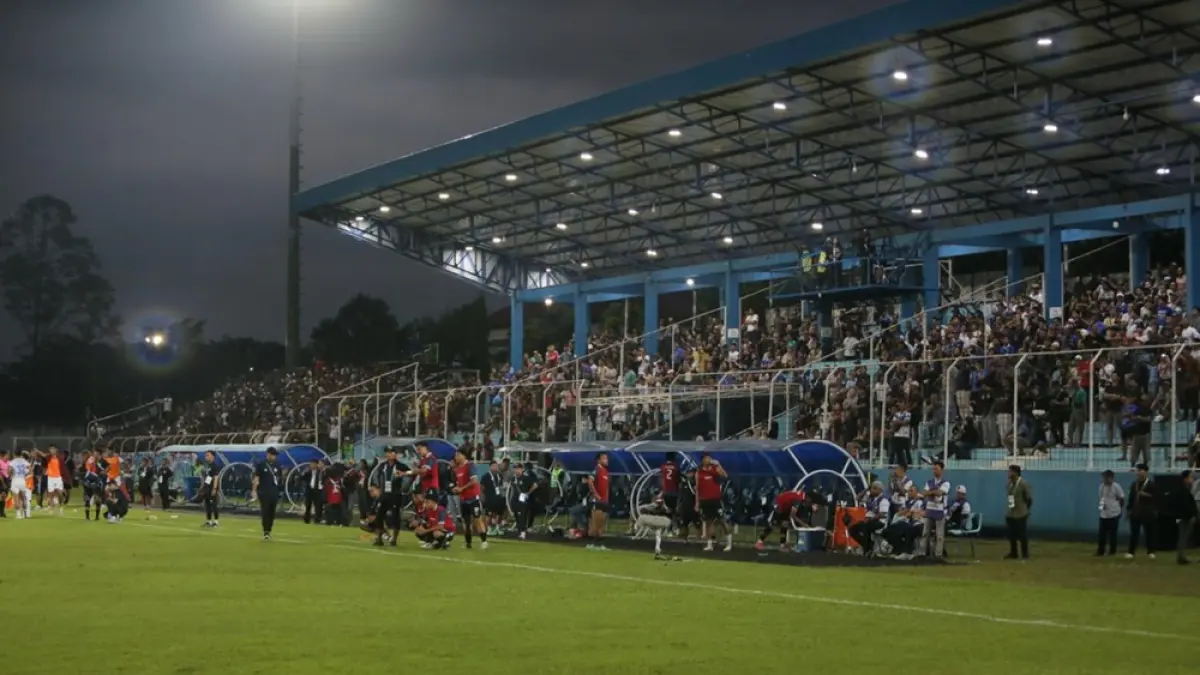 
DILELANG LAGI: Kondisi Stadion Wergu Wetan saat menggelar pertandingan Persiku hingga petang. (GALIH ERLAMBANG W/RADAR PATI)