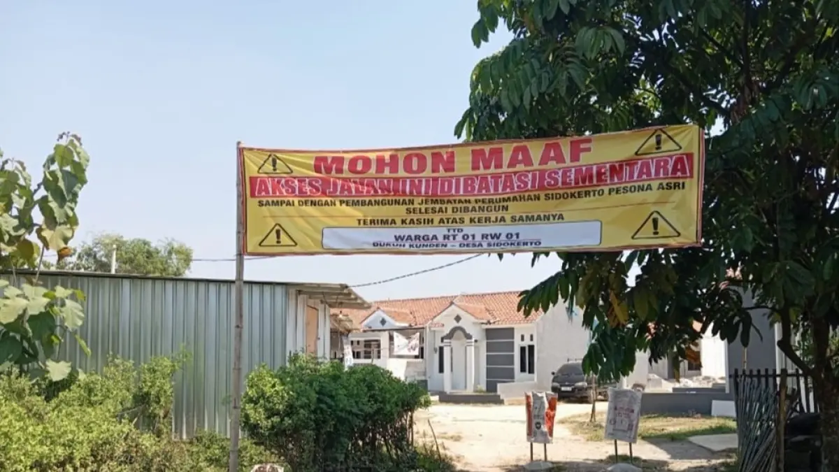 
DITUTUP: Warga Desa Sidokerto, Pati memasang spanduk penutupan akses jalan. (ANDRE FAIDHIL FALAH/RADAR PATI)