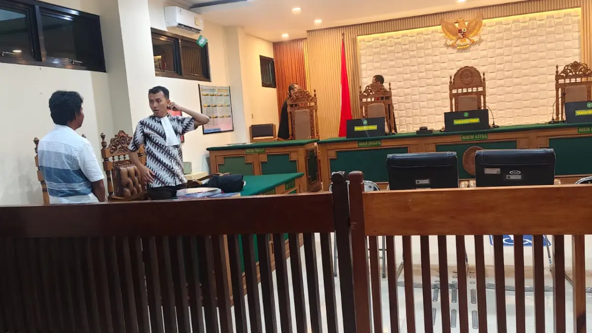 
ILEGAL LOGING: Kades Lebengjumuk Hadi Suhadi (kiri) menjalani sidang di PN Purwodadi pada Rabu (17/6). (SIROJUL MUNIR/RADAR PATI)