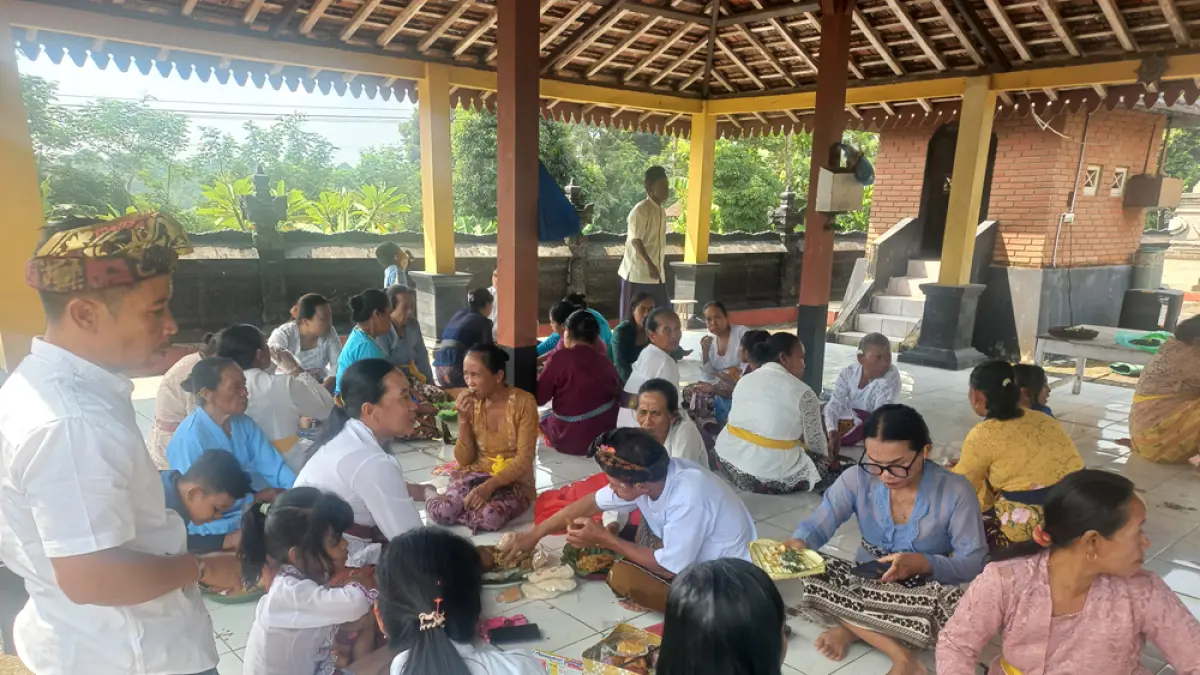 
KEBERSAMAAN: Usai sembahyang, umat Hindu makan bersama dengan lungsuran banten atau sesaji di Pura Dharma Loka, Desa Plajan, Kecamatan Pakis Aji, Jepara. (FIKRI THOHARUDIN/RADAR PATI)