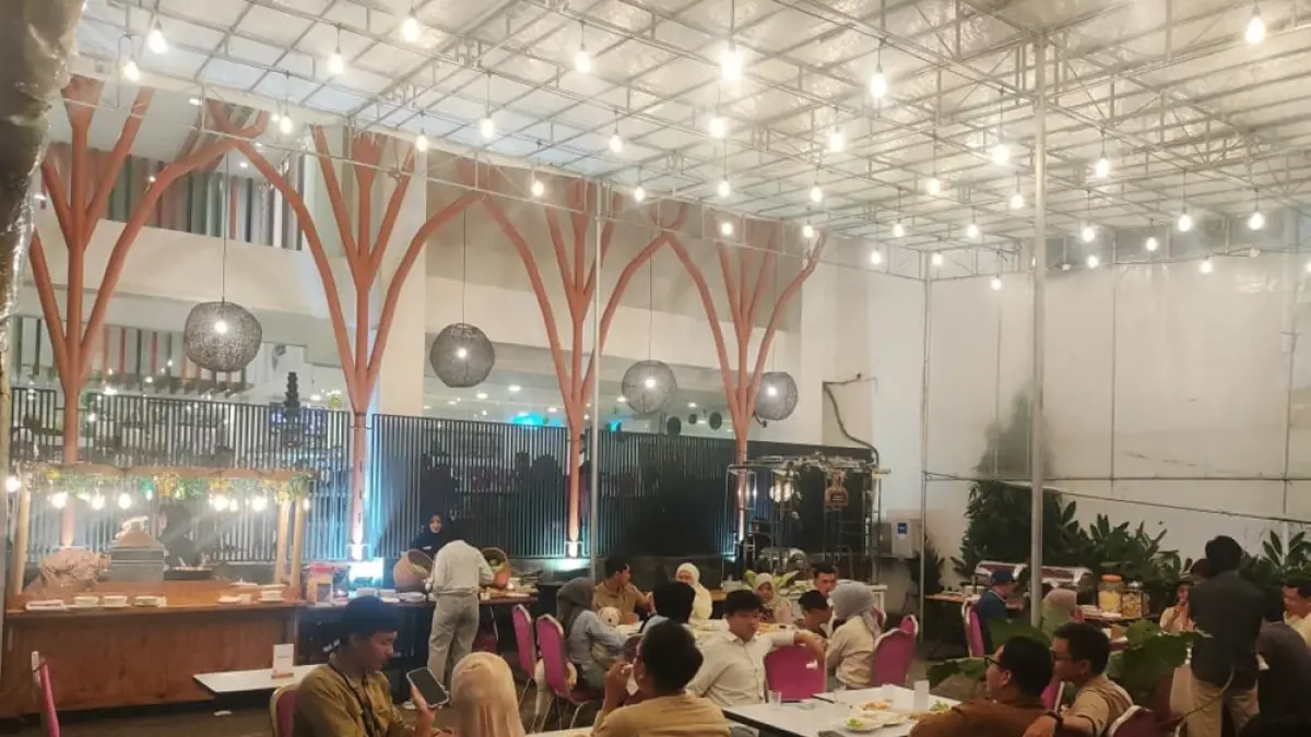 
OKUPANSI MENINGKAT: Pengunjung menikmati makan malam di Hom Hotel Kudus. Seringnya agenda olahraga di Kudus, menaikkan tingkat keterisian kamar hotel. (GALIH ERLAMBANG W/Radar PATI)