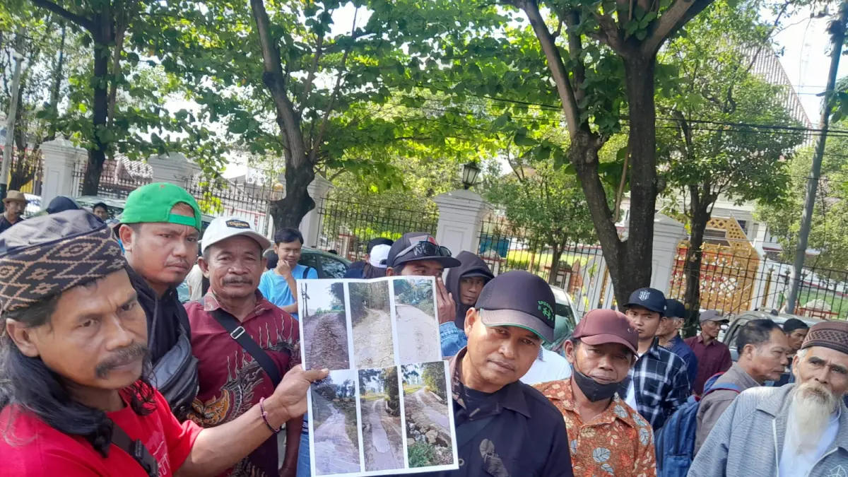 
Warga Tompegunung rombongan datang ke Kantor Bupati managih pembangunan Jalan yang rusak.  (ACHMAD ULIL ALBAB/RADAR PATI)