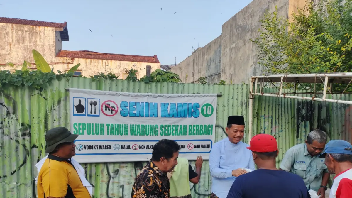
BERBAGI: Bupati Kudus Sam’ani Intakoris ikut membagikan nasi bungkus di warung sedekah. (GALIH ERLAMBANG W/ RADAR PATI)