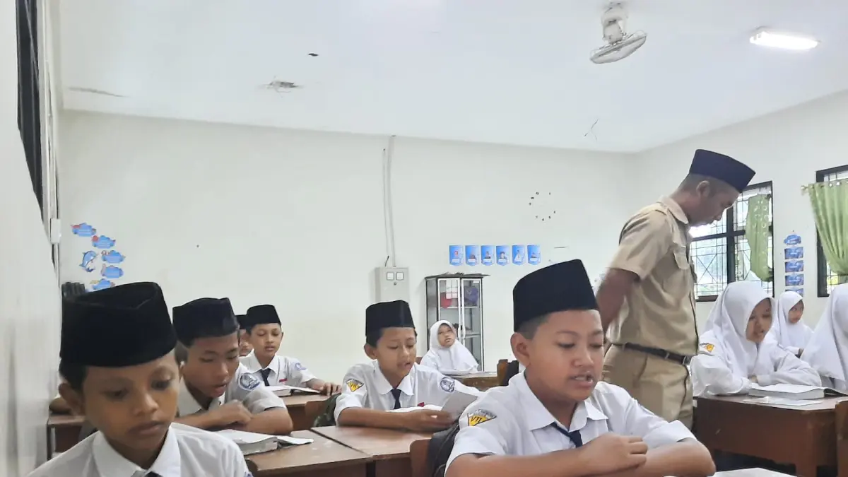 
MENGAJAR: Guru saat memberikan materi pembelajaran di SMP 2 Gebog Kudus baru-baru ini. (INDAH SUSANTI/RADAR PAT)