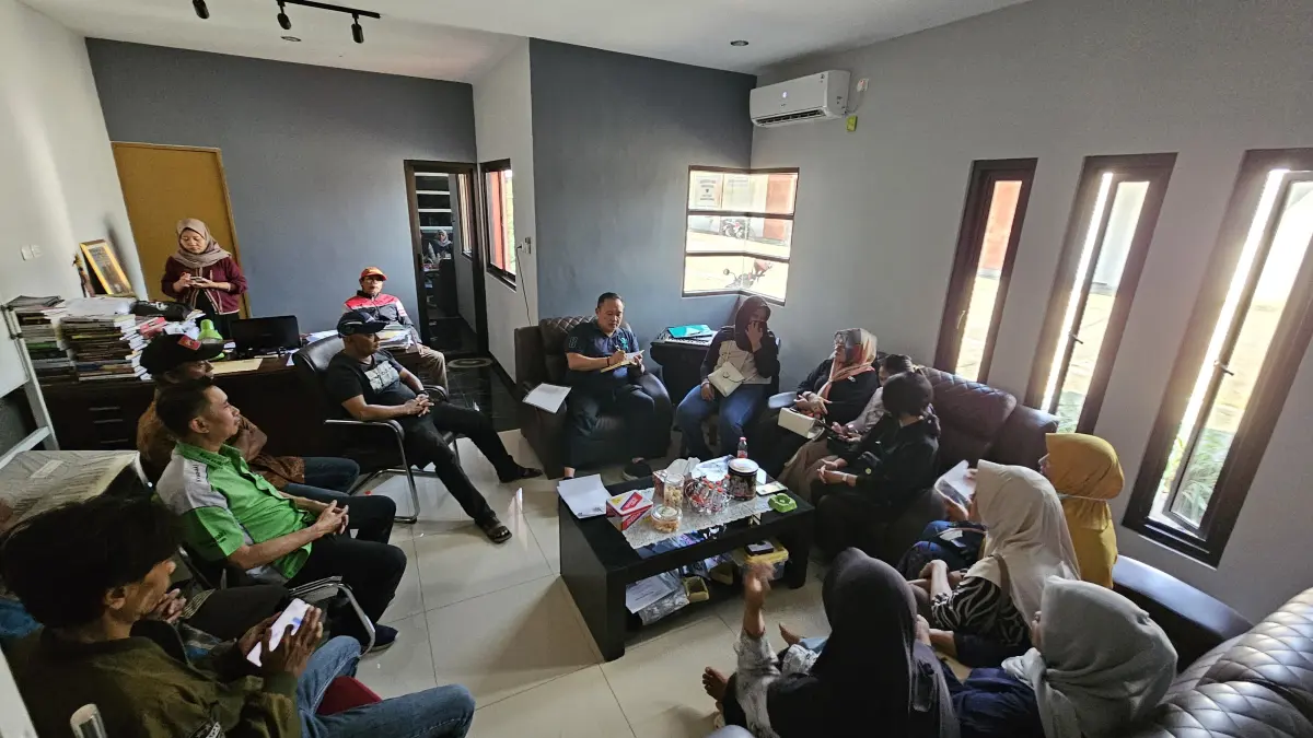 
Perwakilan para orang tuan penerima beasiswa Pemkab Pati persiapan untuk meminta audiensi dengan Plt Bupati Pati Risma Ardhi Chandra. (SUTOMO UNTUK RADAR PATI)