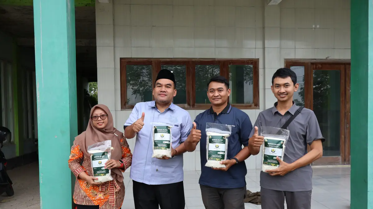 SEMANGAT: Rakam (dua dari kanan) saat berfoto bersama Bupati Blora Arief Rohman (dua dari kiri). (RAKAM/RADAR PATI)