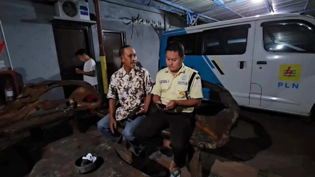 Warga Kecamatan Gembong, Kabupaten Pati, mengeluhkan listrik yang kerap padam dalam sepekan terakhir. (ANDRE F/RADAR PATI)